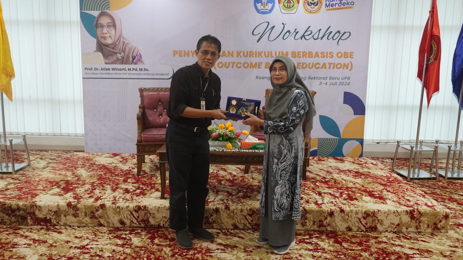 Guru Besar PS Pendidikan Kimia Menjadi Narasumber Pelatihan Kurikulum OBE di UPB, Pontianak