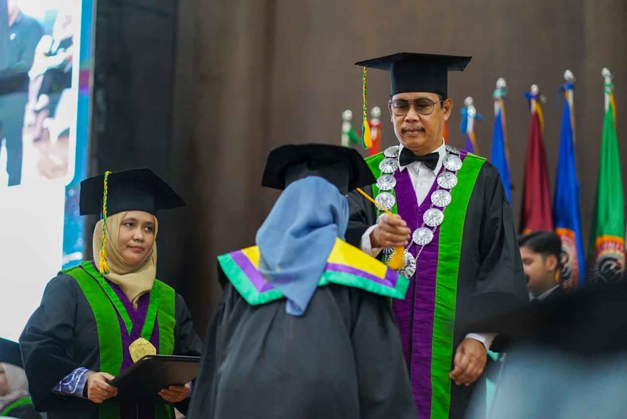 382 Wisudawan FKIP dikukuhkan pada Wisuda ULM ke-120,