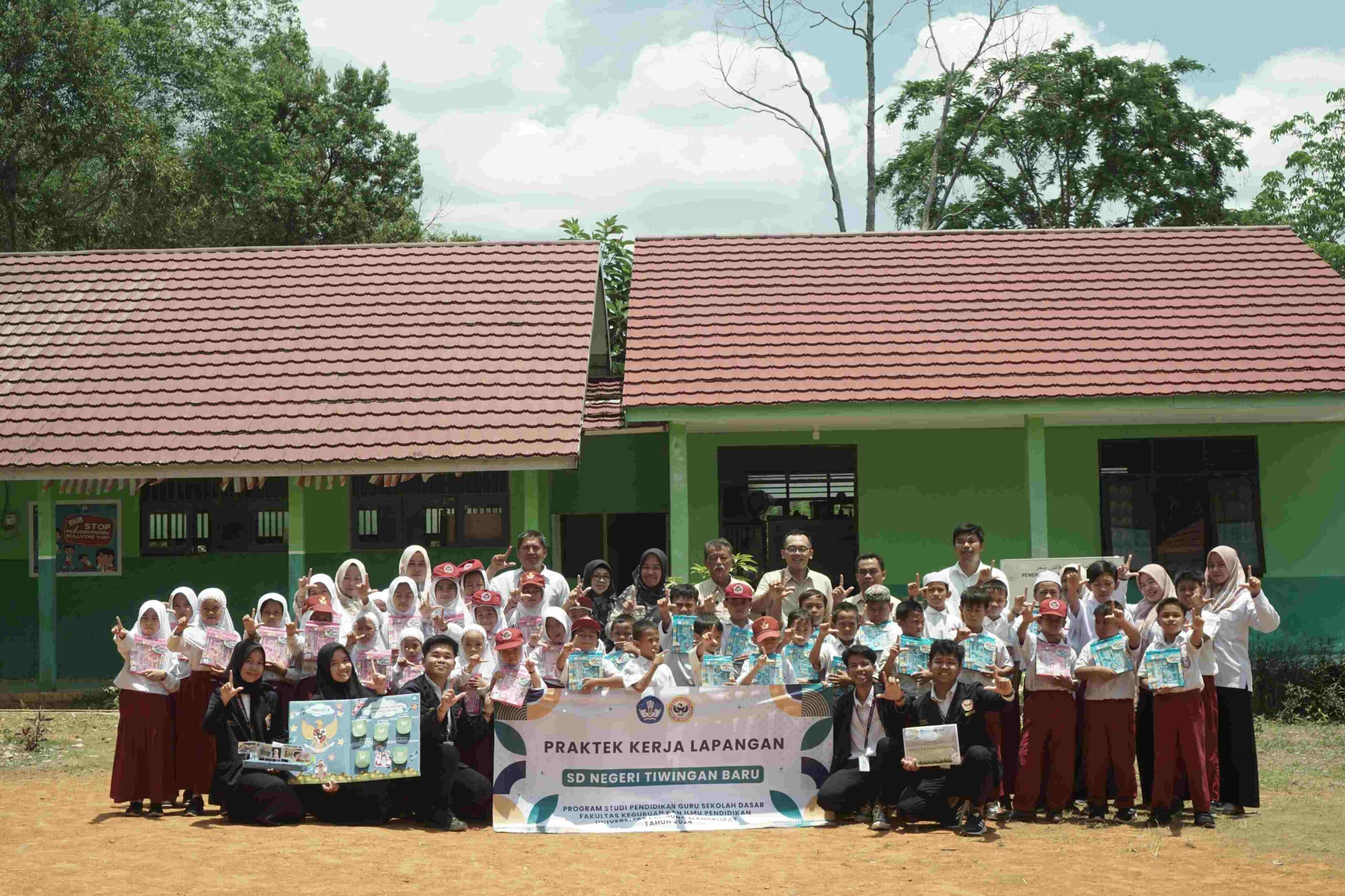 Dosen dan Mahasiswa PS PGSD FKIP ULM Adakan PKL di 5 Sekolah Dasar Kecamatan Aranio