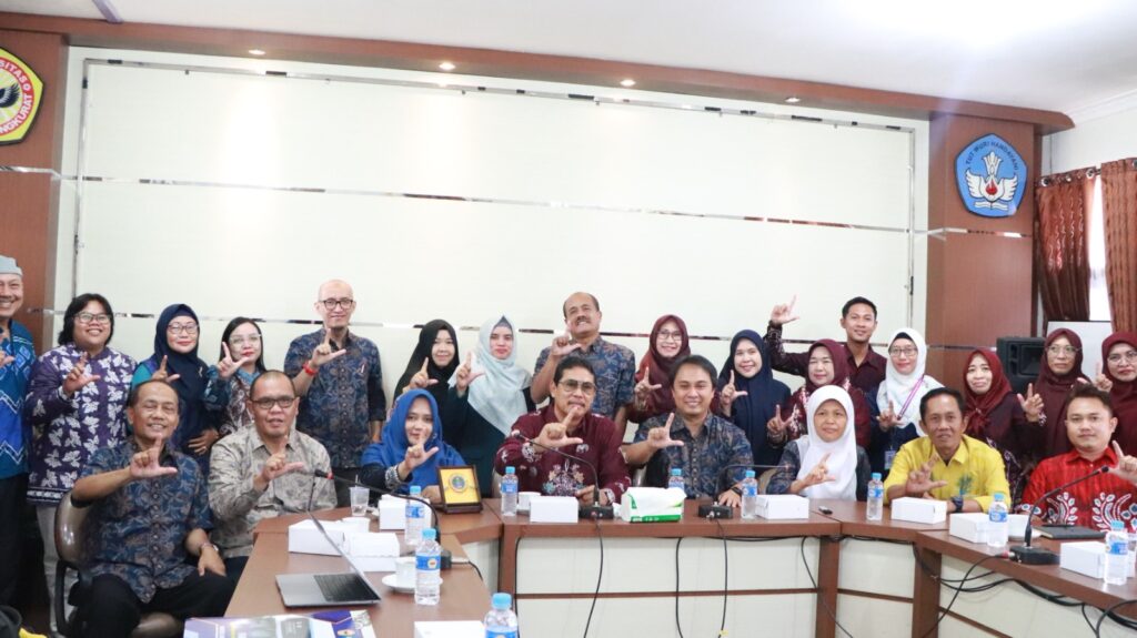 FIS UM Lakukan Kunjungan Kerja Sama ke FKIP ULM - Fakultas Keguruan dan ...